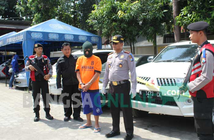 Pelaku dan sejumlah mobil saat diamankan di Mapolres Blitar Kota. foto: AKINA/ BANGSAONLINE
