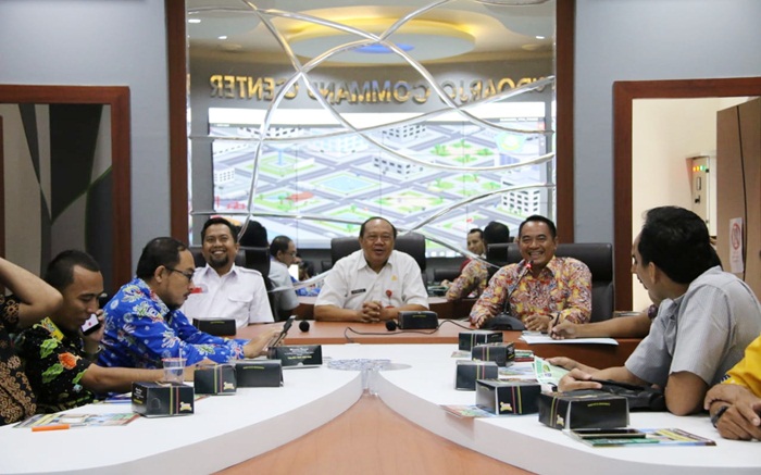 DISKUSI: Dinas Kominfo Situbondo saat kunjungan di Command Center Sidoarjo membahas smart city. foto: Ist