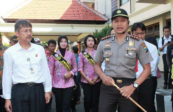 Layanan SIM Online di Polres Banyuwangi tak luput dari pantauan Asdep Kemen-PAN-RB, Jeffry Erlan Muller. Jefrry bahkan sempat memuji layanan SIM Online di Polres tersebut.