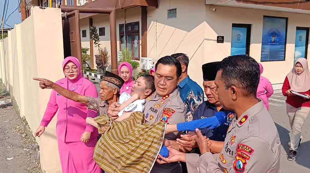 Kapolres Blitar, AKBP Arif Fazlurrahman saat menggendong pemuda 20 tahun usai di khitan. 
