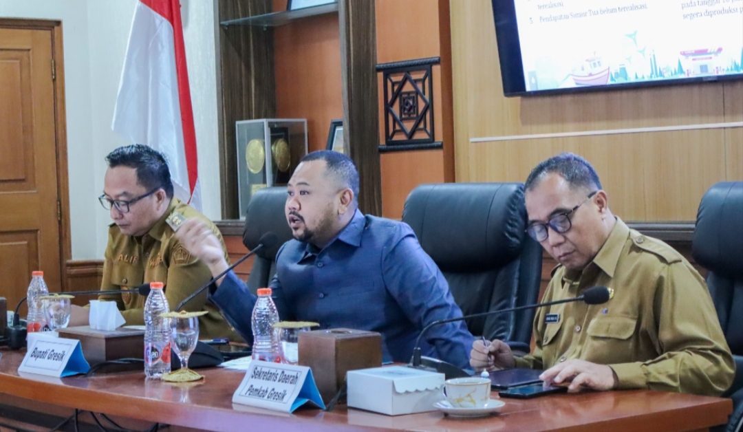 Sekdakab Gresik Achmad Washil MT (kanan) bersama Bupati Fandi Akhmad Yani dan Wabup Asluchul Alif saat rapat dengan kepala OPD. Foto: Ist.