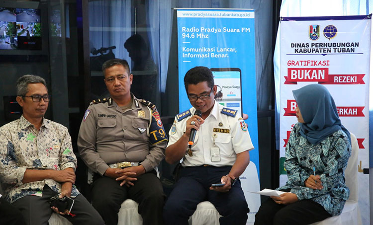 Gunadi (baju putih), Plt. Kepala Dinas Perhubungan Kabupaten Tuban. (foto: ist)