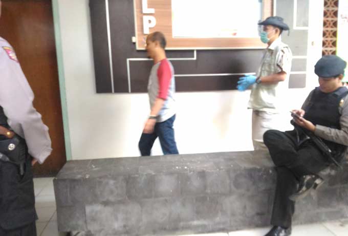 Saleh Wijaja, Kepala ULP sekaligus Kepala bagian Pembangunan Kota Malang, saat mendampingi tim penyidik KPK melakukan penggeledahan, Jumat (11/08). foto: IWAN IRAWAN/ BANGSAONLINE