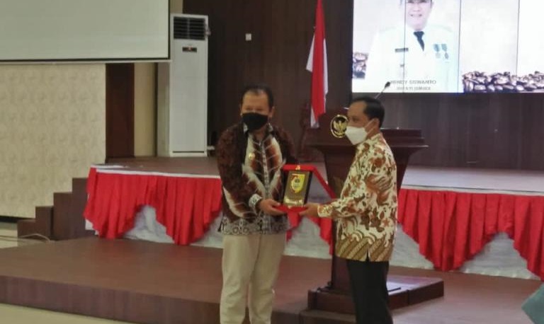 Bupati Jember Hendy Siswanto menandatangani MoU dengan Pusat Penelitian Kopi dan Kakau (Puslit) Jember di Pendopo Wahyawibawagraha, Sabtu (24/04).