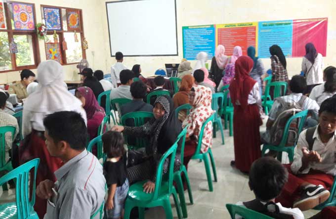 Calon siswa beserta orang tuanya saat verifikasi data di SMPN 1 Kebomas. foto: SYUHUD/ BANGSAONLINE