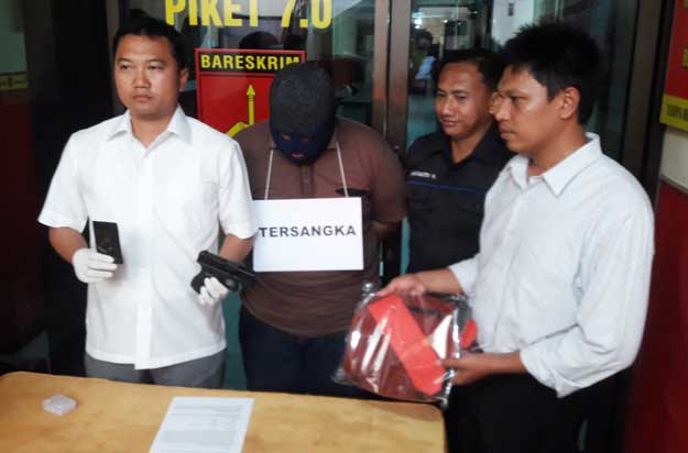 Kasat Reskrim Polres Gresik AKP Adam Purbantoro saat mengekspos tersangka. foto: SYUHUD/ BANGSAONLINE