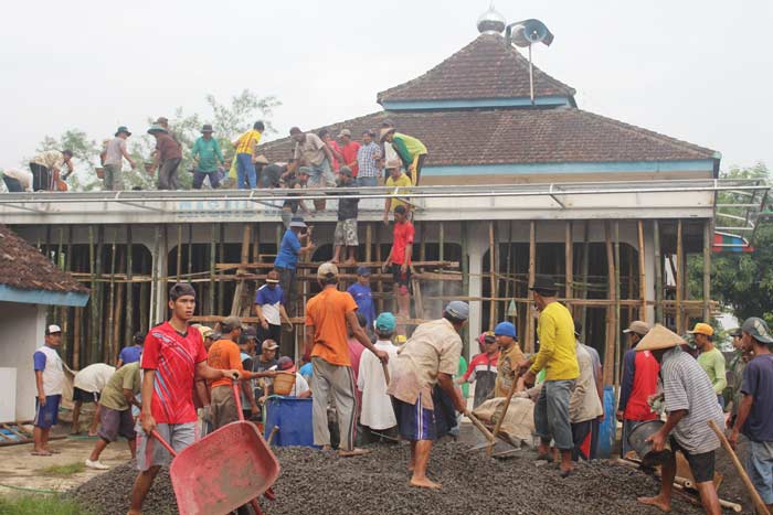 Tampak antusiasme warga yang tumpah ruah dalam membangun masjid utama di Dusun Ngares.