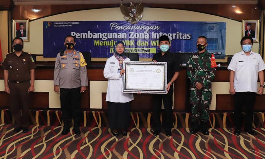 Penyerahan piagam pencanangan Pembangunan Zona Integritas BPS Kota Pasuruan.