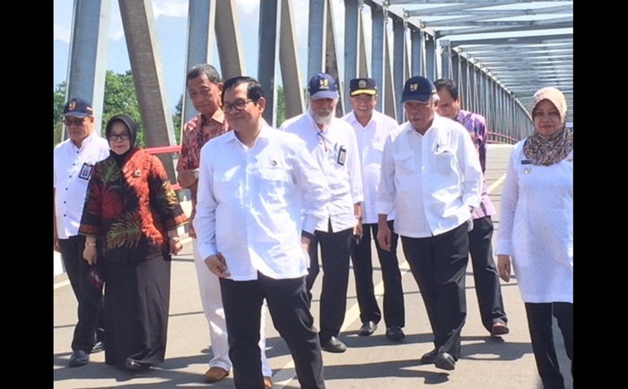 Ketiga Menteri bersama ketua DPRD Sulkani, Bupati Kediri Haryanti dan juga pimpinan DPRD Kota Kediri Wara S. Renny Pramana saat meninjau jembatan Wijaya Kusuma. Foto: ARIF K/BANGSAONLINE