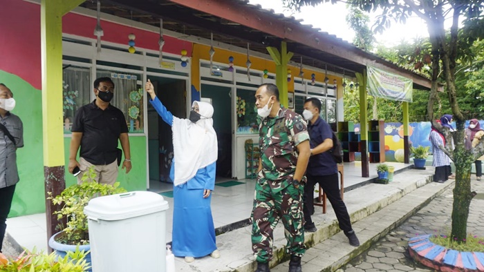 Dandim Ngawi saat melakukan peninjauan di Sekolah TK Kartika.