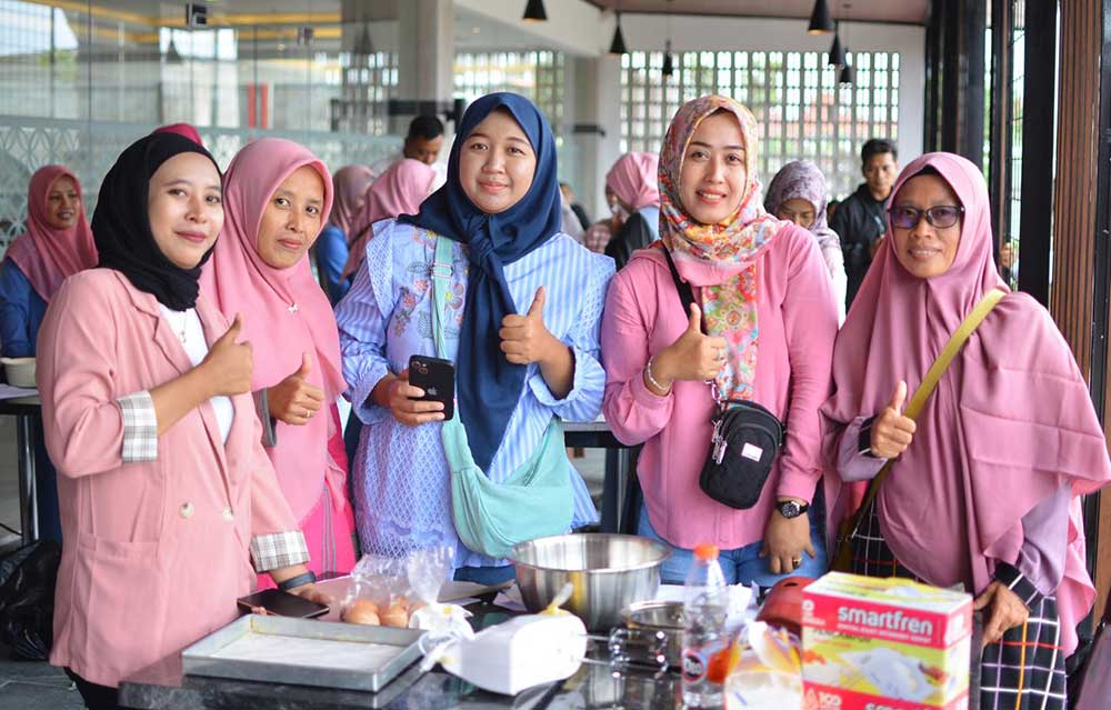 Para istri wartawan anggota PWI Tuban saat mengikuti pelatihan membuat kue.