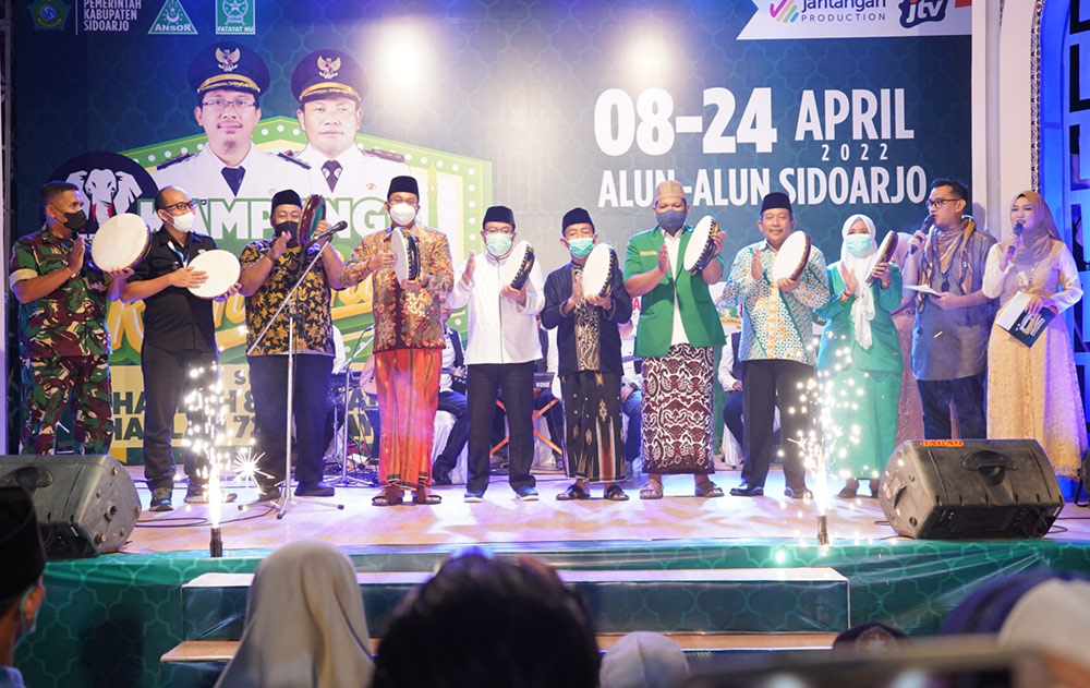 Pembukaan Kampung Ramadhan di Alun-Alun Sidoarjo ditandai dengan pemberian santunan kepada 88 dan 72 anak yatim.