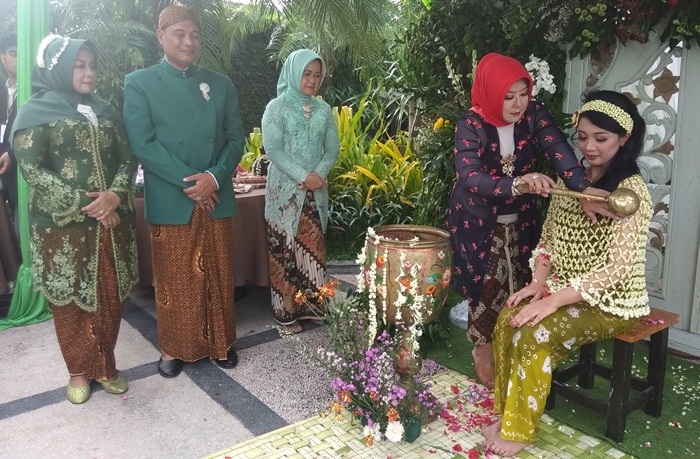Revindia Carina Syaroni saat menjalani prosesi Siraman.