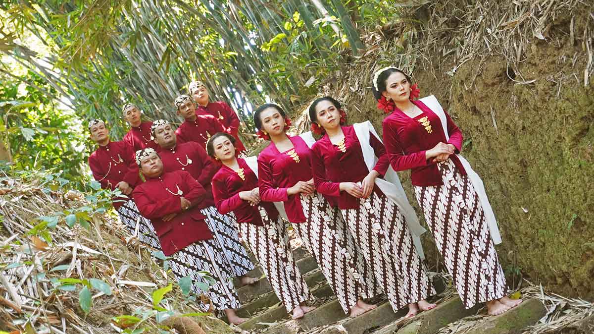 Cuplikan video klip Fantasi yang dirilis Grand Mercure Malang.
