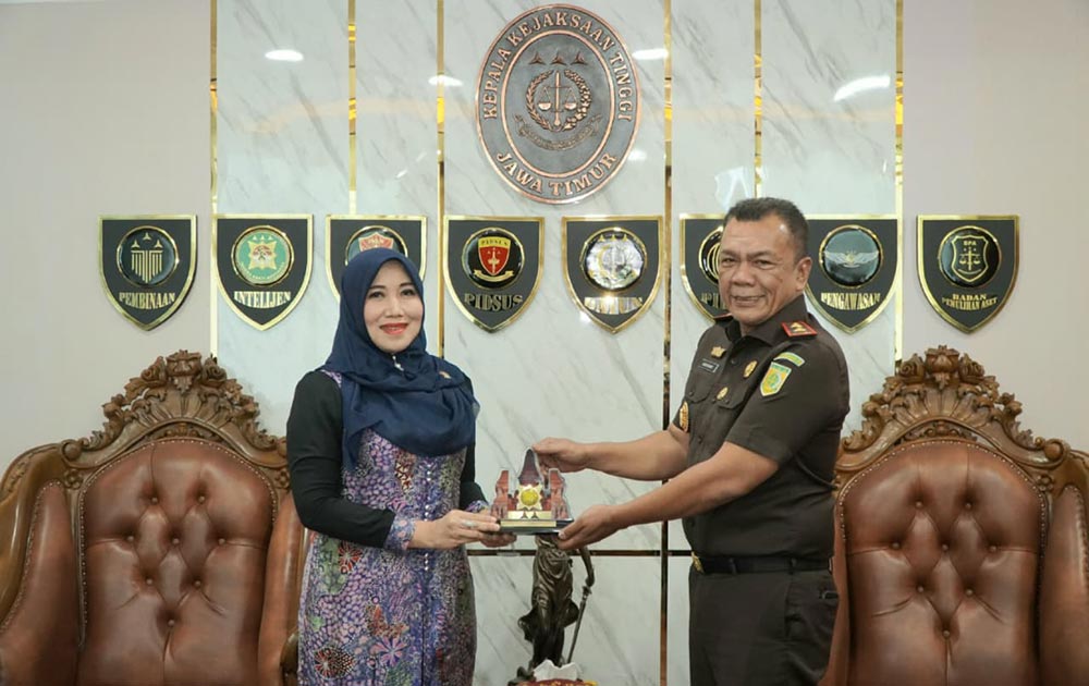 Anggota DPD RI Lia Istifhama bersama Kepala Kejaksaan Tinggi Jawa Timur Agus Sahat.
