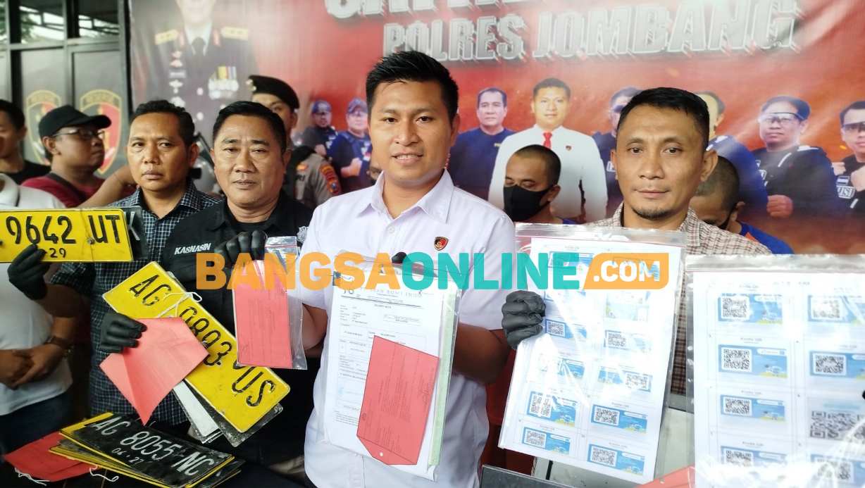 Kasat Reskrim Polres Jombang, AKP Margono Suhendra saat rilis pers. Foto: Aan Amrulloh/BANGSAONLINE