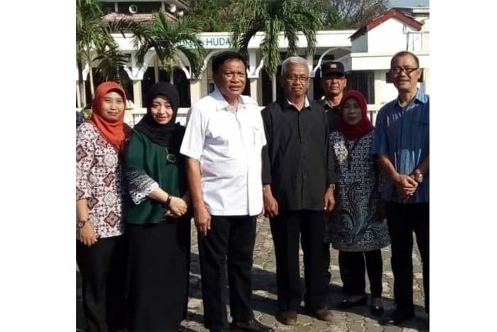 Bupati Gresik Sambari HR didampingi istri saat berangkat nyoblos di TPS 4, Desa Gending, Kebomas. foto: SYUHUD/ BANGSAONLINE