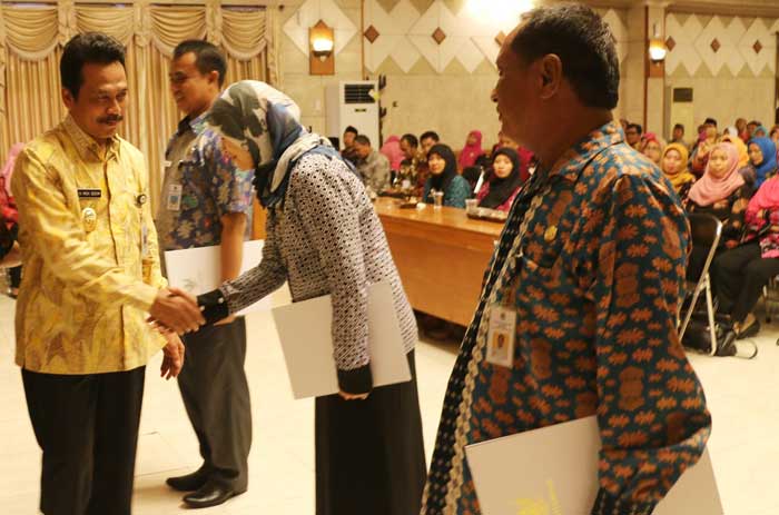 Wabup Moh. Qosim memberikan ucapan selamat kepada ASN yang naik pangkat. foto: SYUHUD/ BANGSAONLINE