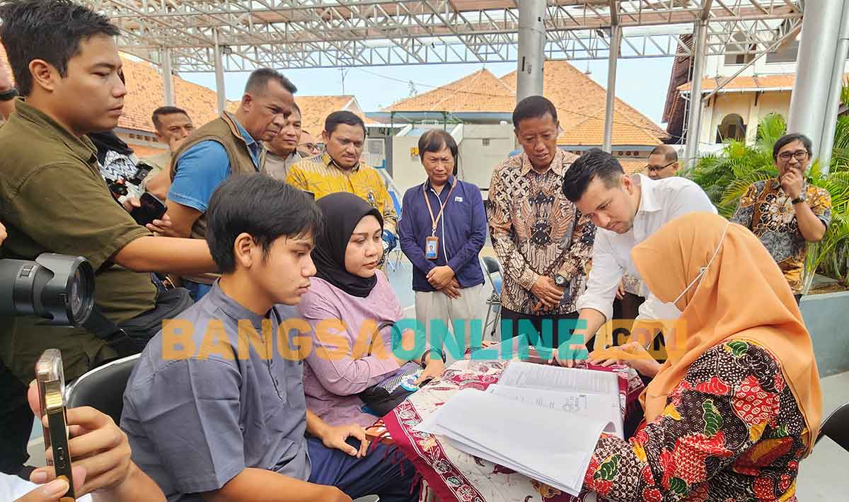 Plt Gubernur Jatim Tinjau Pengambilan PIN Pendaftaran SPMB 2025