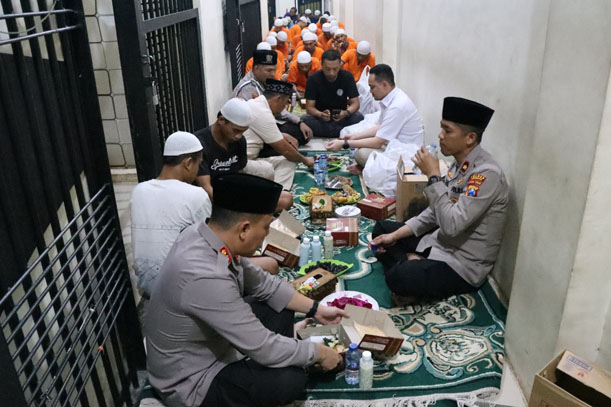  Kapolres Gresik, AKBP Adhitya Panji Anom menggelar bukber dengan  para tahanan. 