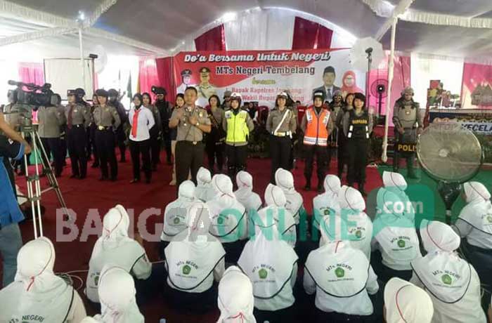 Suasana doa bersama untuk negeri di MTsN Tembelang Jombang, Selasa (29/8/2017). foto: ROMZA/ BANGSAONLINE