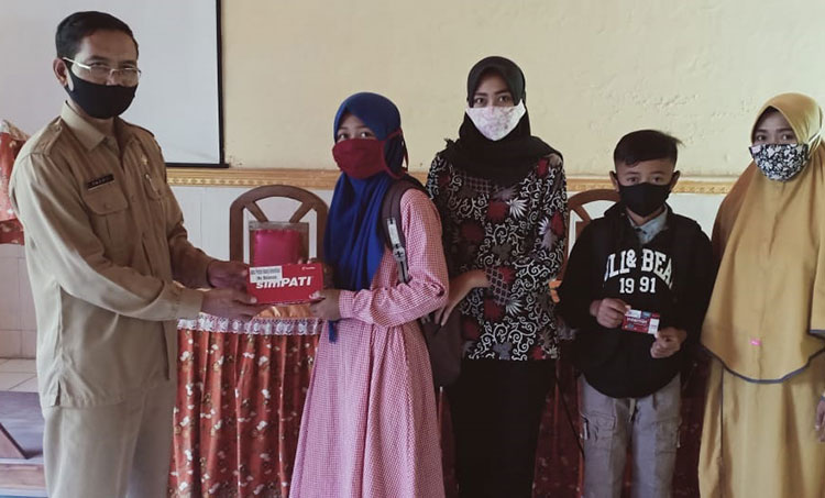 Kepala MTsN 1 Tuban, Tasmo memberikan paket internet untuk pembelajaran daring. (foto: ist).