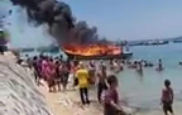 Terbakarnya kapal motor (KM) bermuatan BBM terbakar di perairan laut Gili, Kabupaten Probolinggo jadi tontonan warga.