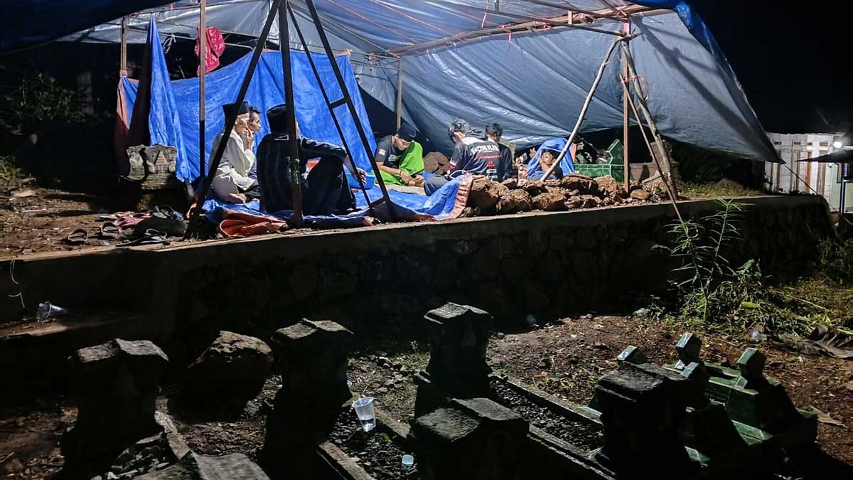Warga Dusun Jambaran, Desa Plalangan, Kecamatan Sumbermalang, Situbondo, saat menjaga makam.