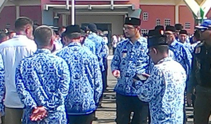 Plt Wali Kota Teno saat turun langsung ke barisan.