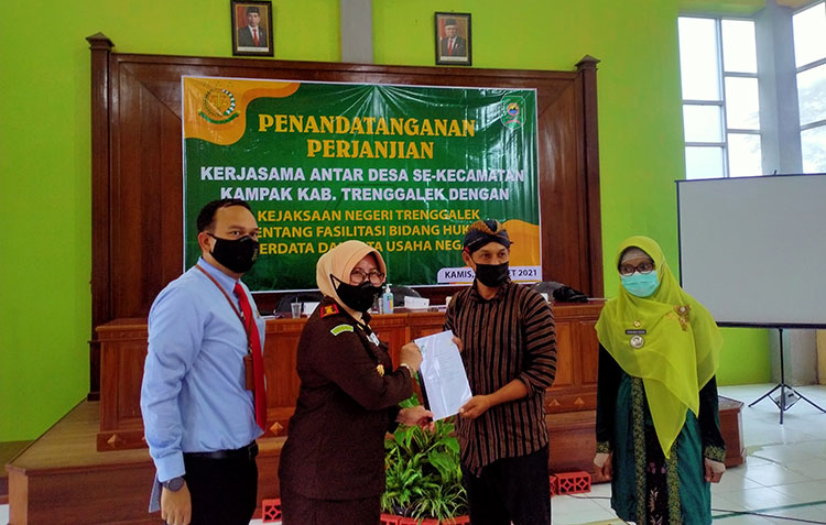 Kejari Trenggalek, camat, dan kades di Aula Kecamatan Kampak. (foto: HERMAN/ BANGSAONLINE)