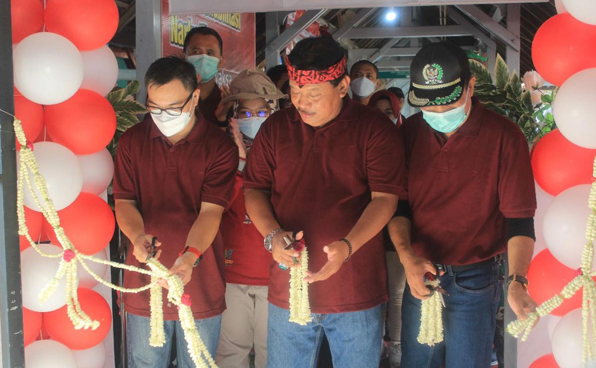 Plt Bupati Nganjuk Marhaen Djumadi menggunting pita saat meresmikan Balai Rehabilitasi Narkotika Nyawiji Adhyaksa di Rumah Sakit Daerah Nganjuk, Minggu (20/11/2022).