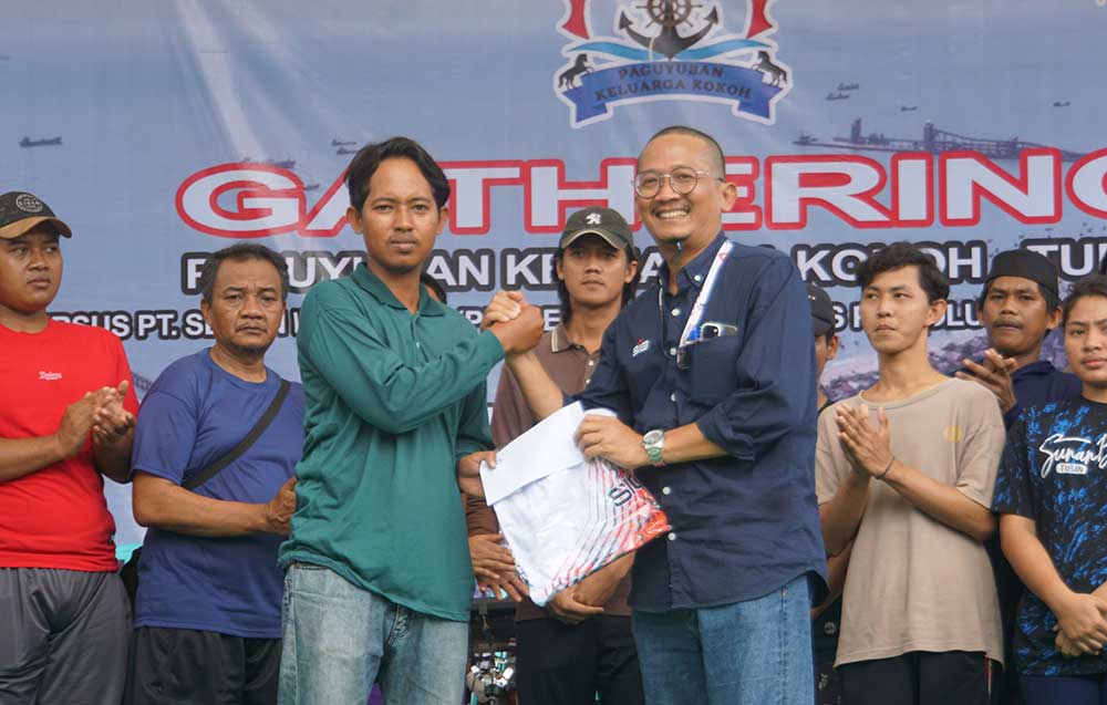 Senior Manager of Corporate Communication SIG Pabrik Tuban, Dharma Sunyata, saat memberikan tali asih kepada salah satu ABK MV Noah Satu.