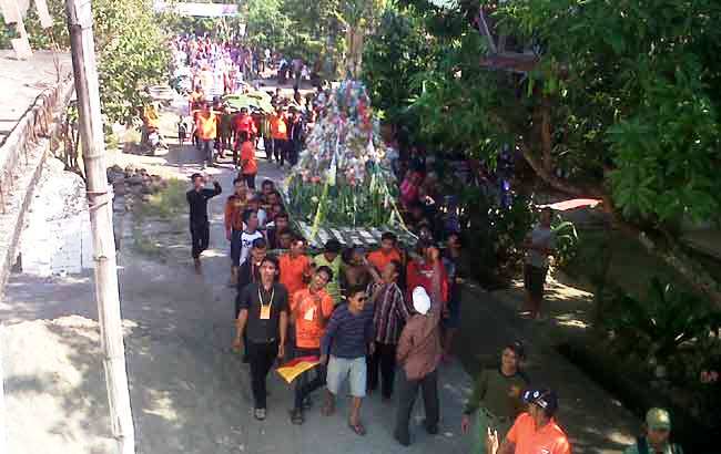 BERBONDONG - BONDONG. Gunungan atau tumpeng yang terbuat dari buah-buahan dan sayuran dikirab keliling desa oleh warga dusun Panasan. (foto: eky nurhadi/BANGSAONLINE)