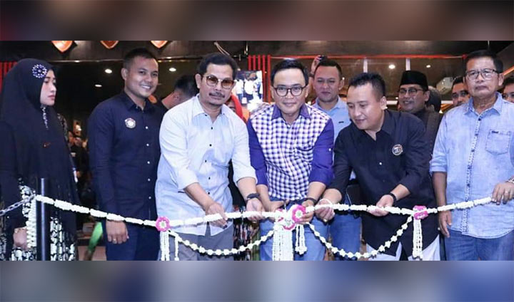 Bupati Pamekasan saat me-launching Caffe dan Resto Three Five yang berada di jalan raya Sumenep no. 106-107 Pamekasan.