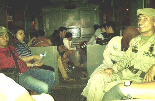 Pasangan yang diamankan petugas dan hotel yang di razia. foto: rusmiyanto/BANGSAONLINE