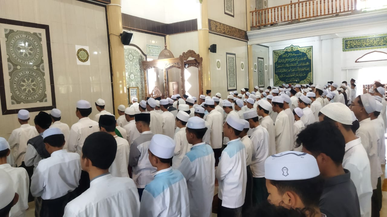 Salat Gaib untuk korban bencana yang dipimpin Kiai Asep