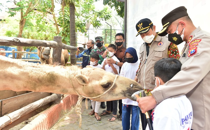 Bupati Yuhronur, Kapolres AKBP Miko Indrayana, dan Dandim Letkol Sidik Wiyono bersama anak yatim/piatu di Mazoola.