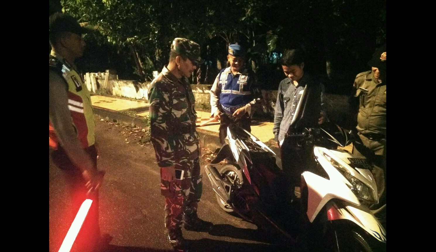 Petugas gabungan saat melakukan pemeriksaan.