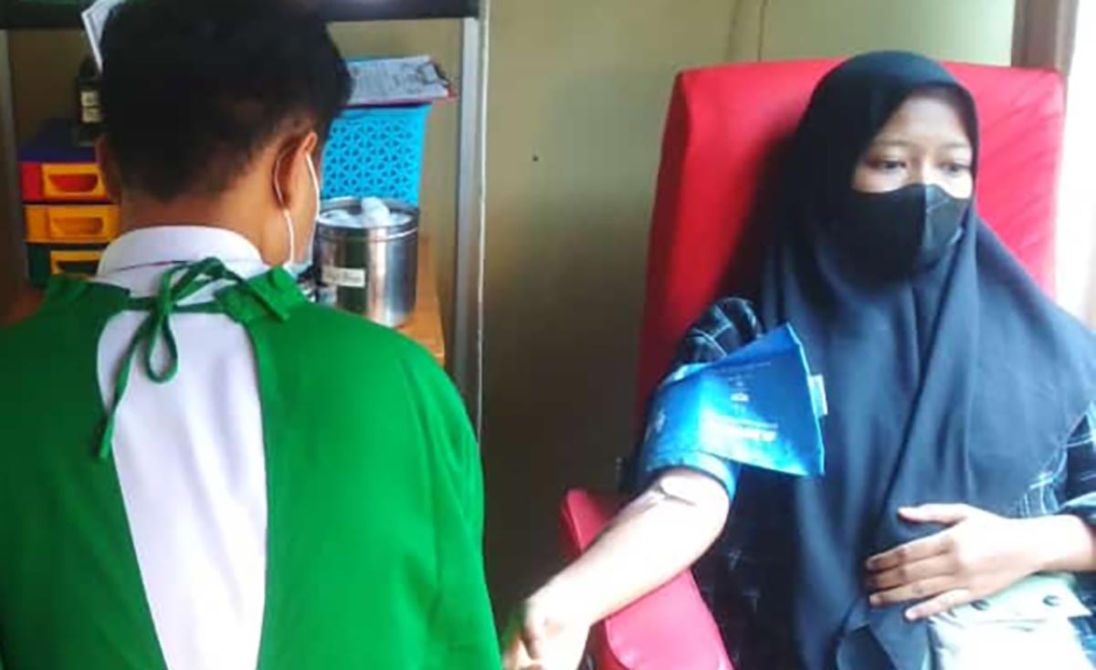 Salah satu peserta donor darah saat diambil darahnya oleh petugas PMI Kota Kediri. Foto: Ist.