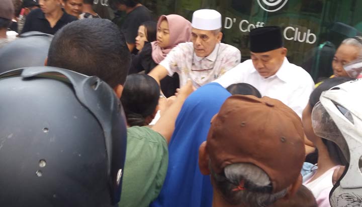  Dr. KH. Asep Saifuddin Chalim, MA dan Habib Hasan Mulahela saat membagikan takjil di pinggir jalan raya Solo, Ahad (19/5/2019). foto: BANGSAONLINE.com