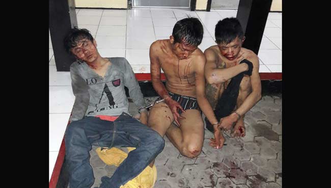 Tiga pelaku babak belur dimassa saat tepergok mencuri motor. 