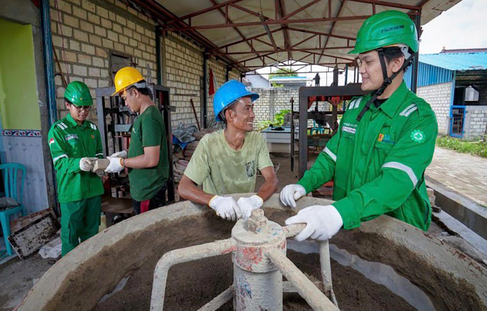 Tim PLN Nusantara Power UP Tanjung Awar-Awar saat memberikan edukasi kepada petani hutan saat akan membuat FABA.