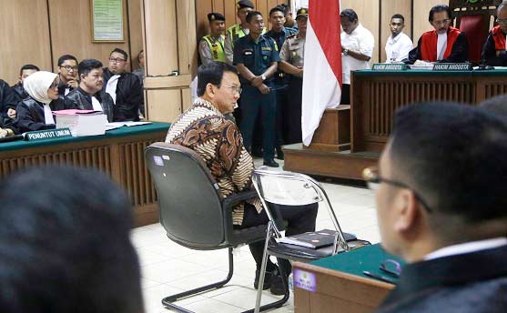 Gubernur Jakarta Basuki Tjahaja Purnama atau Ahok, menjalani sidang kasus penistaan agama di Pengadilan Negeri Jakarta Utara, 13 Desember 2016. foto: REUTERS