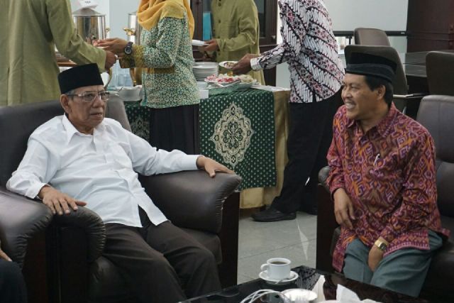 KHM Hasyim Muzadi saat rapat dengan Rektor UIN Malik Ibrahim Malang Prof Dr Mudjia Rahardjo, MSi beserta civitas akademika UIN Malik Ibrahim. Fo