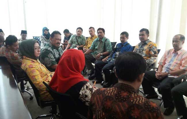 Pansus Kode Etik DPRD Gresik saat berguru ke Biro Hukum Depdagri. foto: syuhud/ BANGSAONLINE