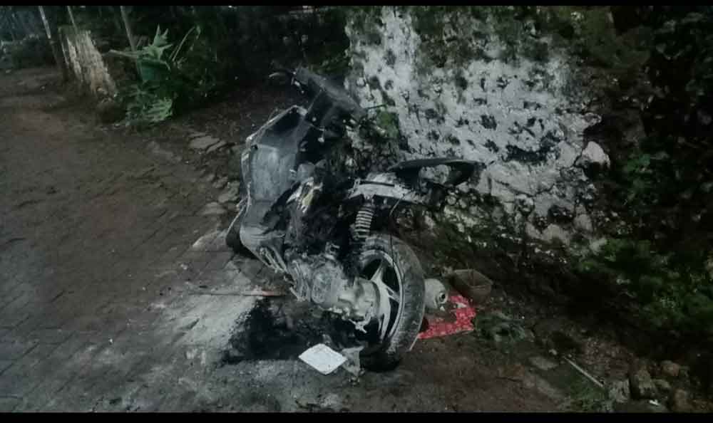 Terbakar hangus. Salah satu motor korban amukan massa. (Ist)