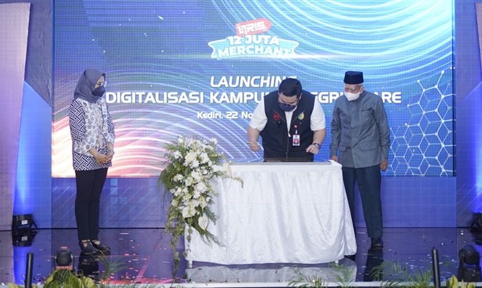 Bupati Kediri Hanindito Himawan Pramana saat menandatangani berita acara disaksikan oleh Deputi Kepala Perwakilan Bank Indonesia Cabang Kediri Wihujeng Ayu Rengganis dan Mr. Kalend, pemilik salah satu tempat Kursus Bahasa Inggris di Kampung Inggris. foto: ist.