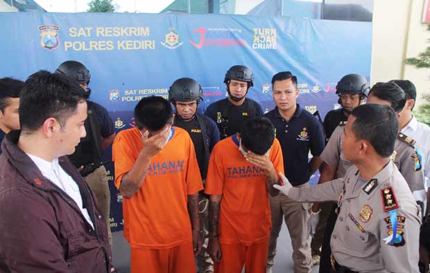 Kapolres Kediri AKBP Sumaryono saat memeriksa para pelaku yang diduga melakukan pungli. foto: ARIF K/ BANGSAONLINE