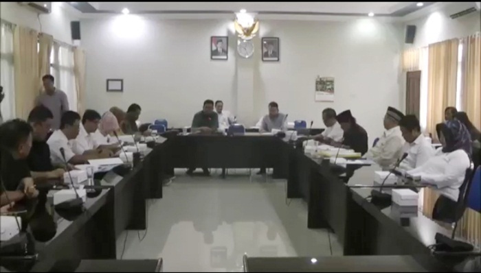 DPRD Nganjuk menggelar rapat hearing terkait laporan warga dugaan akte palsu. Foto: BAMBANG DWI J/BANGSAONLINE