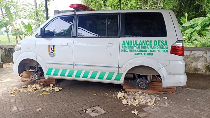 Pelaku menggasak 4 velg beserta roda mobil ambulans dengan nopol S 8470 EP milik Pemdes Mandirejo, Kecamatan Merakurak, Kabupaten Tuban.